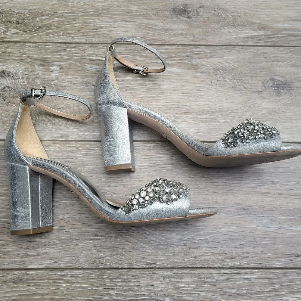 Badgley Mischka wedding shoes silver with gems 💎 ✨️ gorgeous 3.25